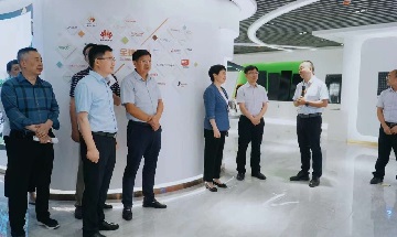 Selamat datang para pemimpin Distrik Jinghu, Kota Wuhu, dan Sekretaris Komite Distrik Shushan Kota Hefei, Wang Haixia, dan rombongannya untuk mengunjungi Grup Solar Bluesun