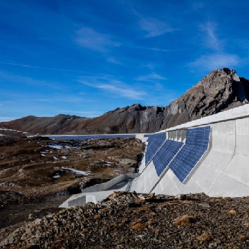 pembangkit listrik fotovoltaik vertikal pada bendungan alpine